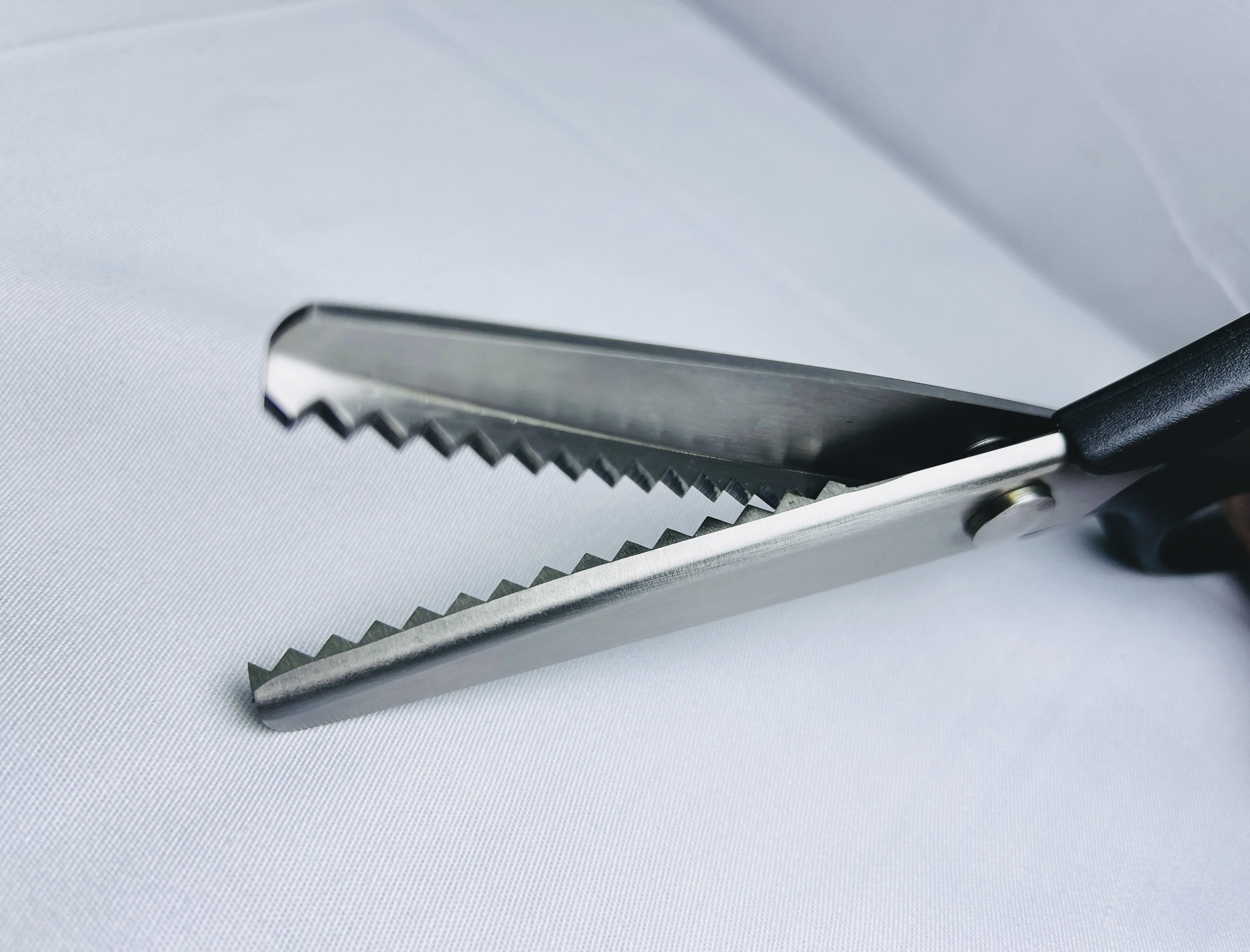 مقص مسنن | منتج خياطة